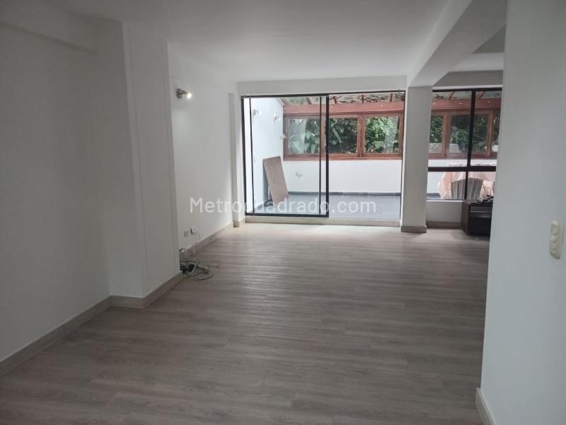 Duplex de 2 Alcobas en El Poblado con Terraza y Parqueadero