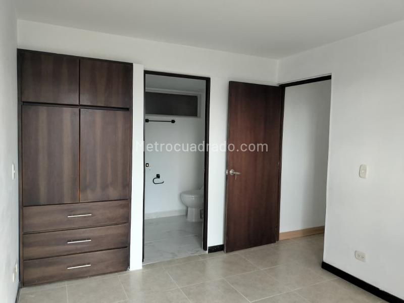 Apartamento de 3 Alcobas con Balcón y Parqueadero Cubierto en El Poblado - 9