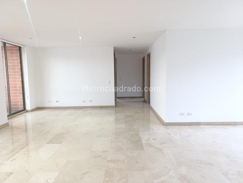 Apartamento Elegante de 3 Alcobas con Pisos en Mármol - 3