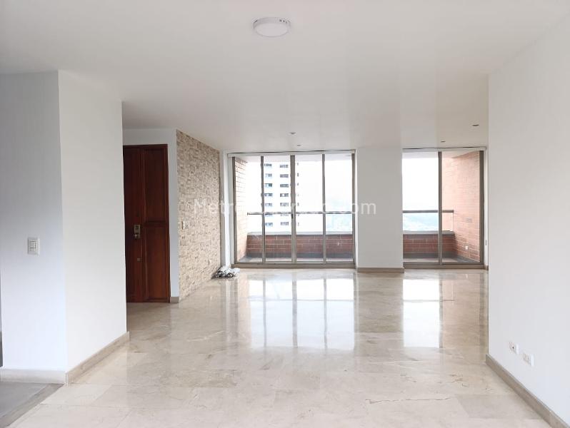 Apartamento Elegante de 3 Alcobas con Pisos en Mármol - 4