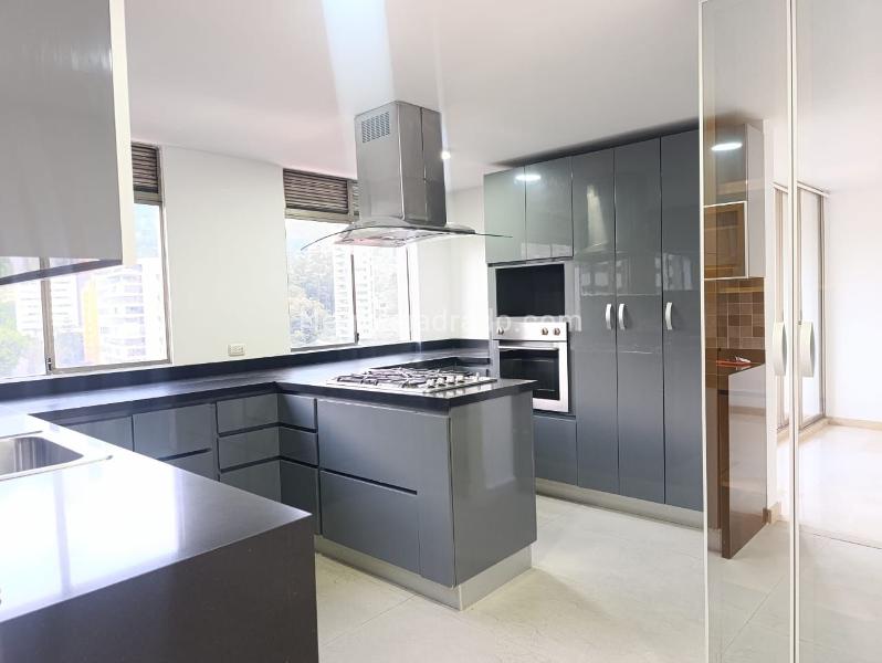 Apartamento Elegante de 3 Alcobas con Pisos en Mármol - 6