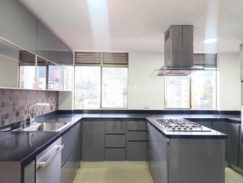 Apartamento Elegante de 3 Alcobas con Pisos en Mármol - 8