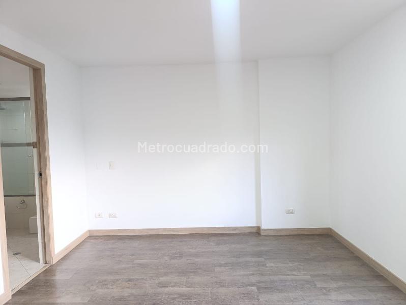 Apartamento Elegante de 3 Alcobas con Pisos en Mármol - 9