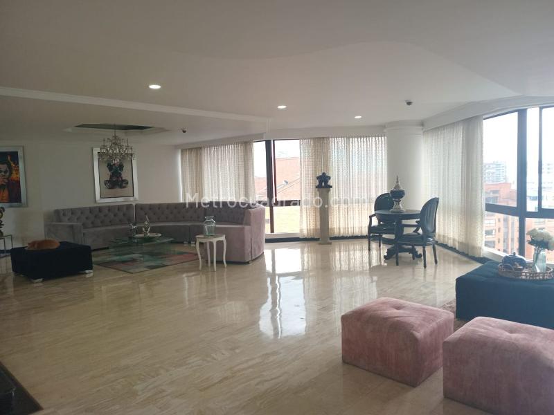 Apartamento Amoblado de 4 Alcobas con Piscina Privada en El Poblado - 2