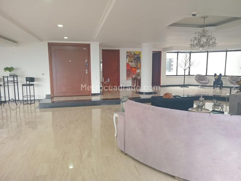 Apartamento Amoblado de 4 Alcobas con Piscina Privada en El Poblado - 3