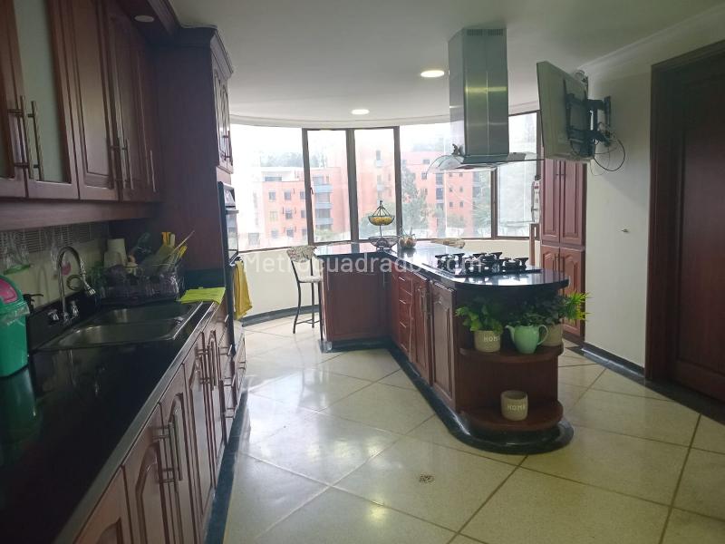 Apartamento Amoblado de 4 Alcobas con Piscina Privada en El Poblado - 6