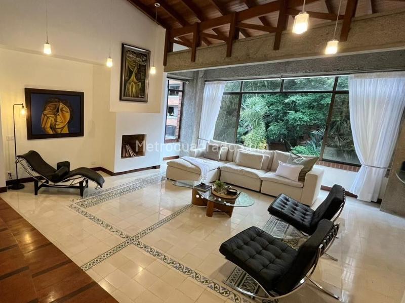 Apartamento Amoblado de 4 Alcobas en Conjunto Cerrado en El Poblado