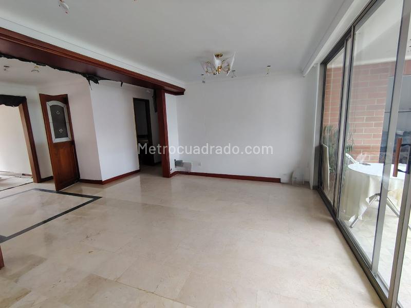 Apartamento de Lujo de 3 Alcobas con Estudio Privado en El Poblado - 3