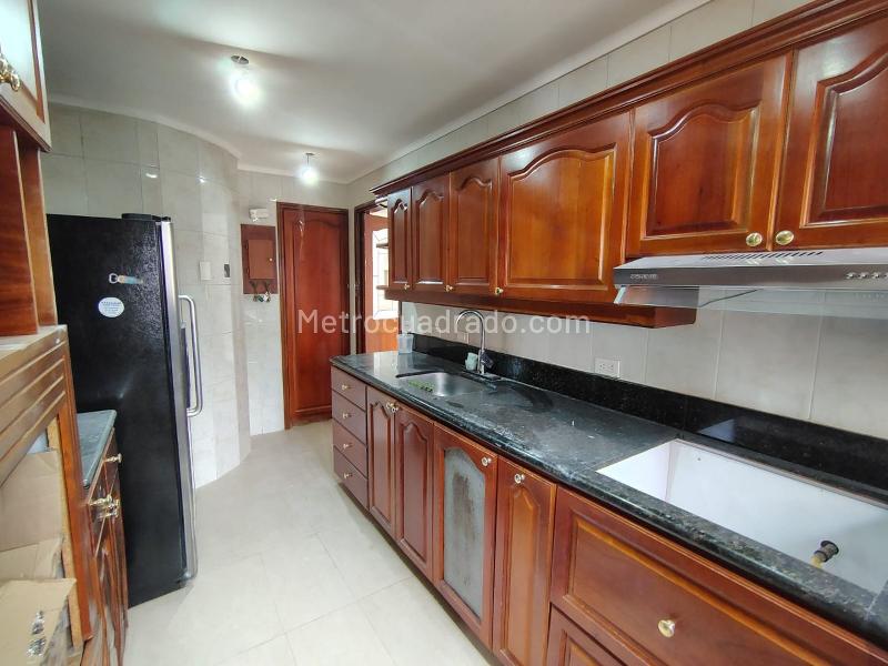 Apartamento de Lujo de 3 Alcobas con Estudio Privado en El Poblado - 5