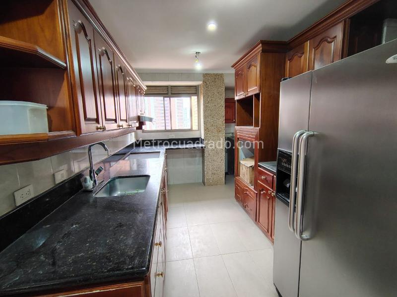 Apartamento de Lujo de 3 Alcobas con Estudio Privado en El Poblado - 6