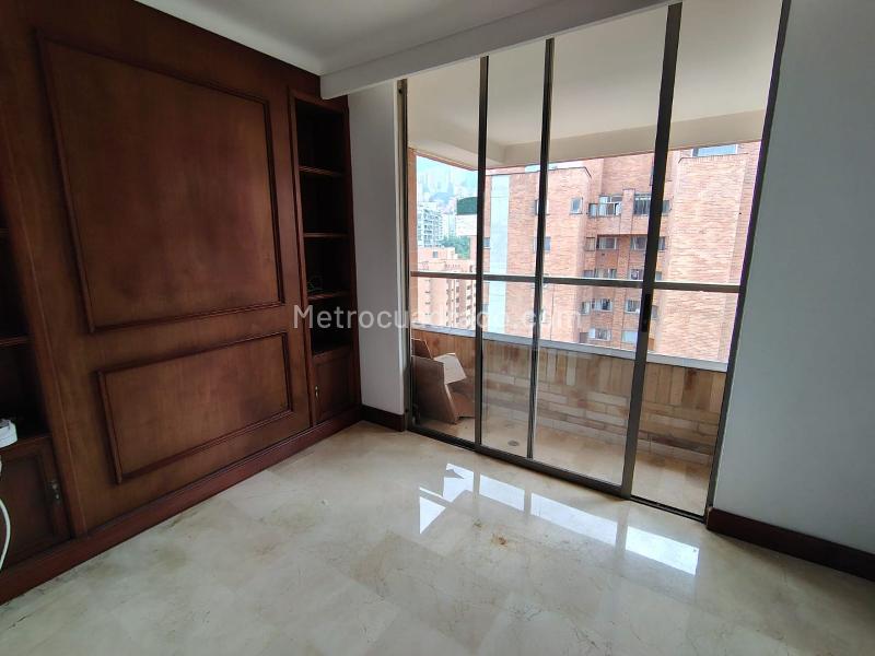 Apartamento de Lujo de 3 Alcobas con Estudio Privado en El Poblado - 8