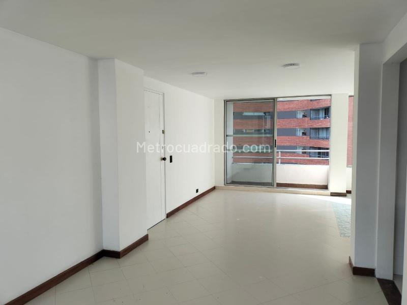 Apartamento de 3 Alcobas en El Poblado con Balcón y Parqueadero Cubierto - 2