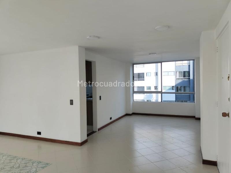 Apartamento de 3 Alcobas en El Poblado con Balcón y Parqueadero Cubierto - 3