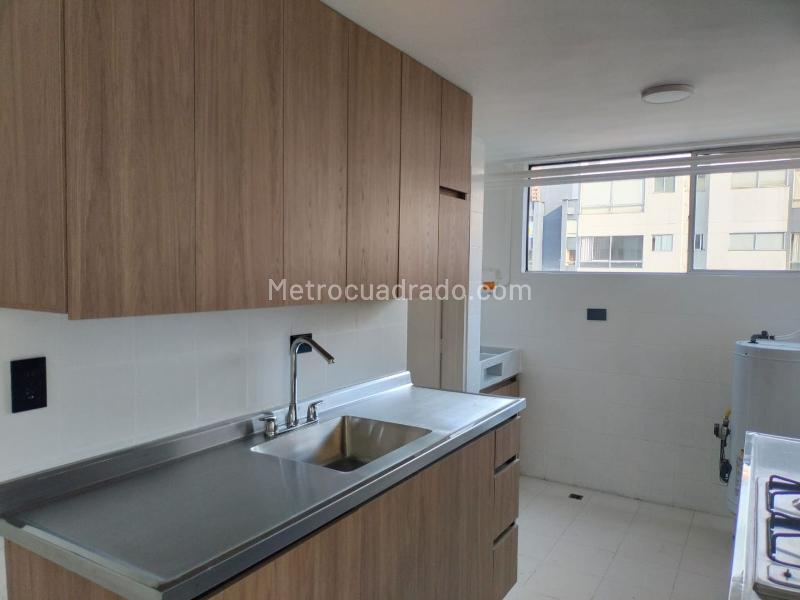 Apartamento de 3 Alcobas en El Poblado con Balcón y Parqueadero Cubierto - 5