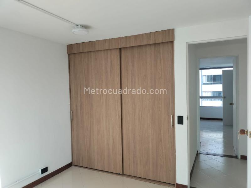 Apartamento de 3 Alcobas en El Poblado con Balcón y Parqueadero Cubierto - 8