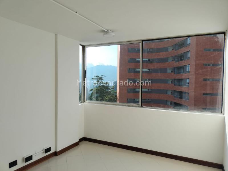 Apartamento de 3 Alcobas en El Poblado con Balcón y Parqueadero Cubierto - 9