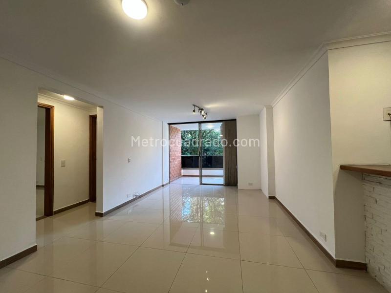 3BR Apartment with Balcony and Covered Parking in El Poblado