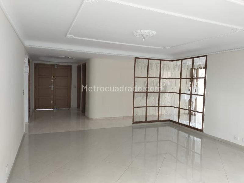 Elegant 4BR Apartment with Amenities in El Poblado - 2