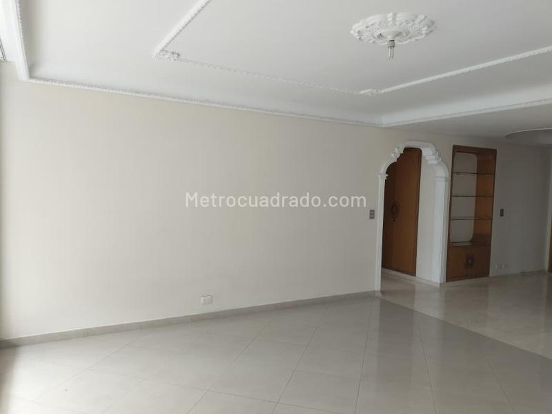 Elegant 4BR Apartment with Amenities in El Poblado - 3
