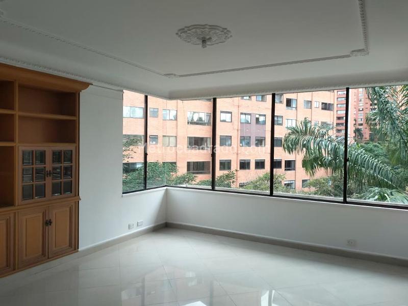 Elegant 4BR Apartment with Amenities in El Poblado - 9