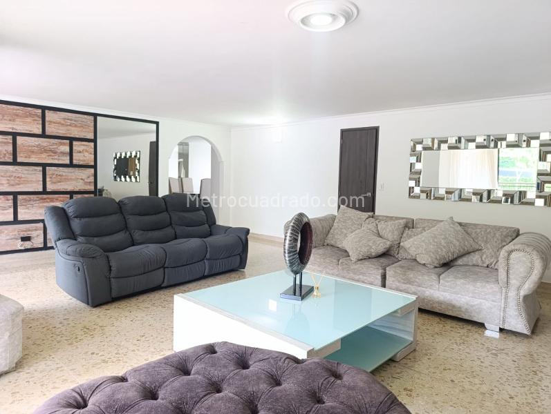 Furnished 4BR Apartment in El Poblado with Pool & 24/7 Security - 3