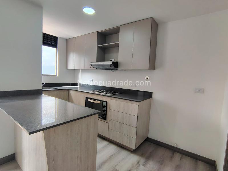 3BR Apartment with Balcony and Covered Parking in El Poblado - 6