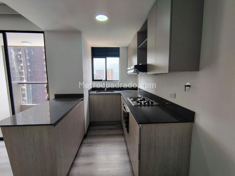 3BR Apartment with Balcony and Covered Parking in El Poblado - 7