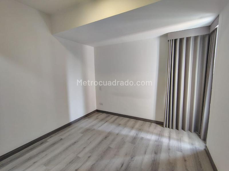 3BR Apartment with Balcony and Covered Parking in El Poblado - 8