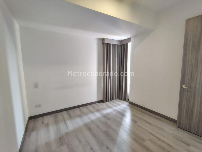 3BR Apartment with Balcony and Covered Parking in El Poblado - 9