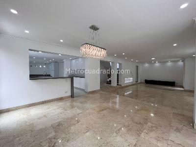 Casa de 4 alcobas en arriendo en El Poblado, Medellín, 600 m² · foto 3 de 20