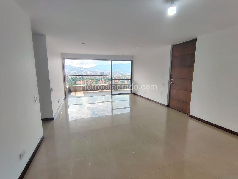 Apartamento con Balcón de 3 Alcobas en El Poblado