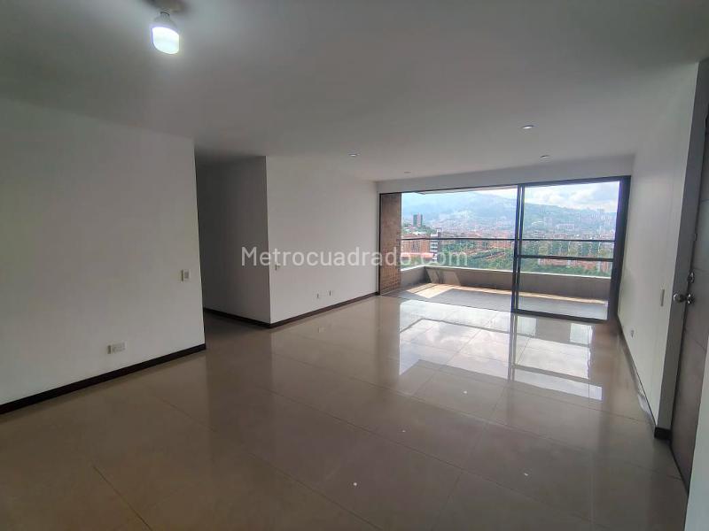 Charming 3BR Apartment with Balcony in El Poblado - 2