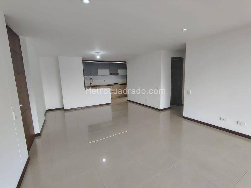Charming 3BR Apartment with Balcony in El Poblado - 3