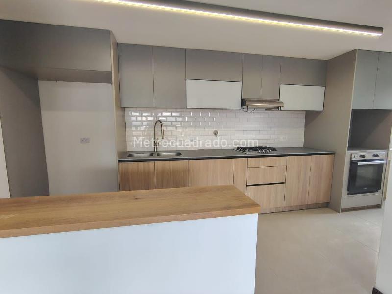 Charming 3BR Apartment with Balcony in El Poblado - 5