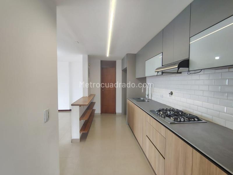 Charming 3BR Apartment with Balcony in El Poblado - 7