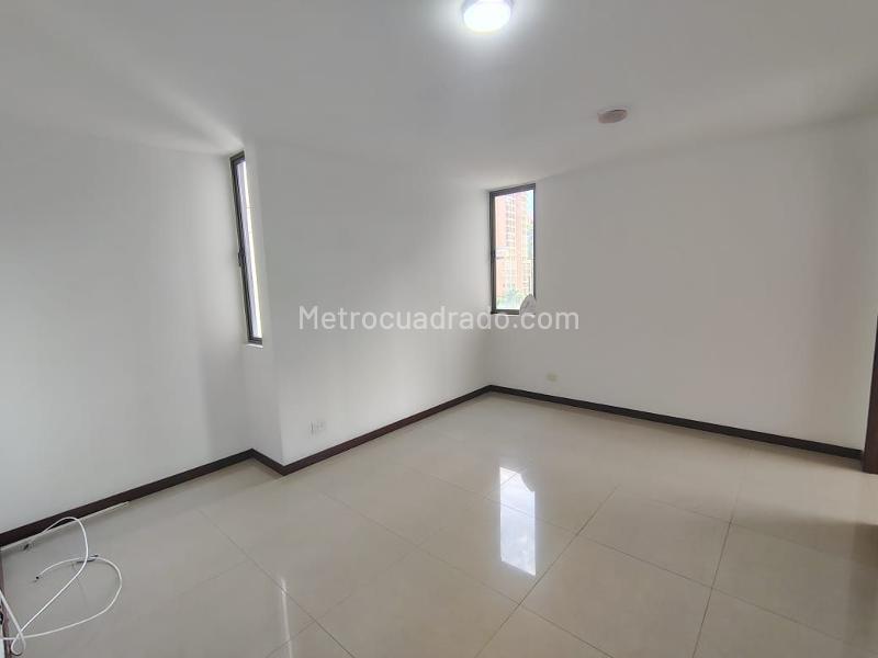 Charming 3BR Apartment with Balcony in El Poblado - 8