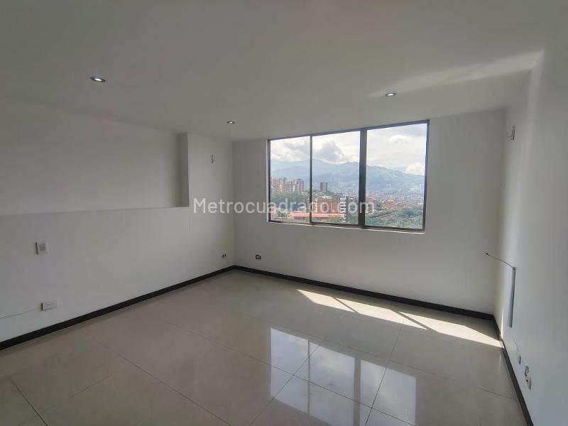Charming 3BR Apartment with Balcony in El Poblado - 9