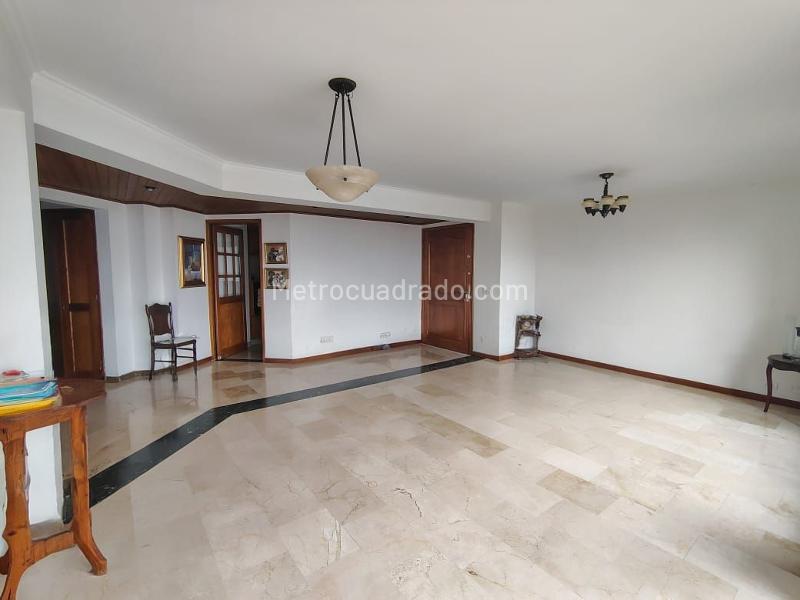 Apartamento de 3 Alcobas con 3 Parqueaderos en El Poblado - 2