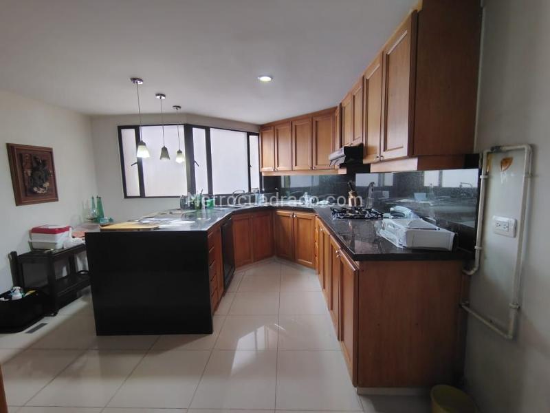 Apartamento de 3 Alcobas con 3 Parqueaderos en El Poblado - 5