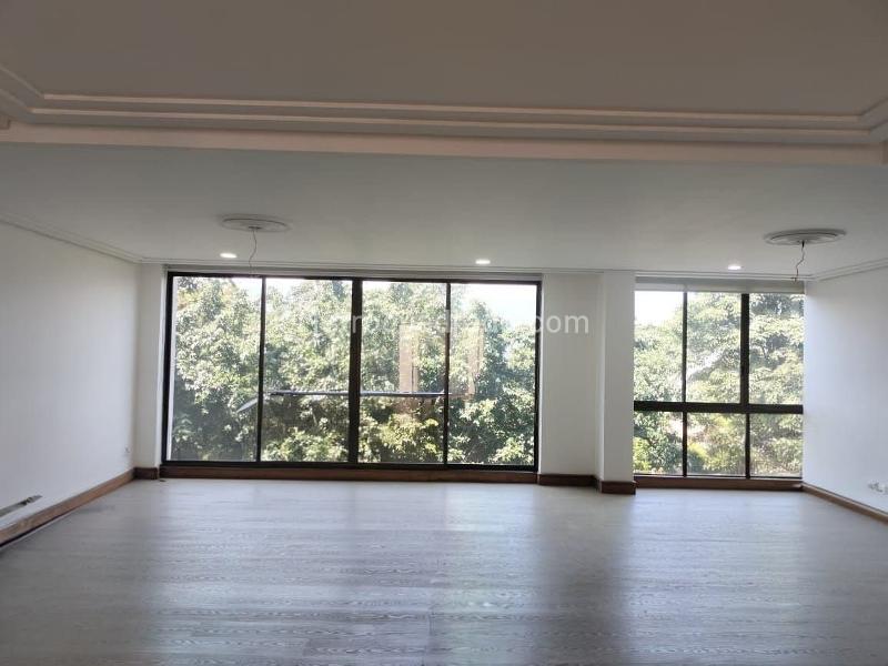 Apartamento Amplio de 4 Alcobas y 4 Baños en El Poblado - 2