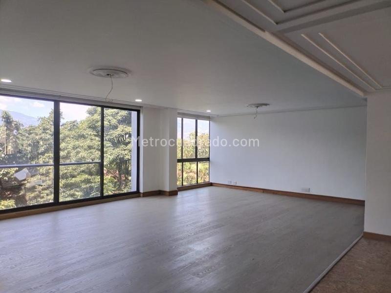 Apartamento Amplio de 4 Alcobas y 4 Baños en El Poblado - 3