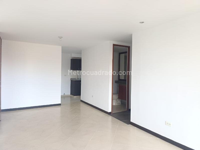 Apartamento de 3 Alcobas con Balcón en El Poblado (Conjunto Cerrado) - 2
