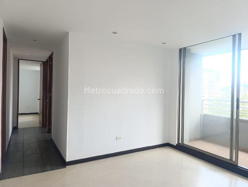 Apartamento de 3 Alcobas con Balcón en El Poblado (Conjunto Cerrado) - 3