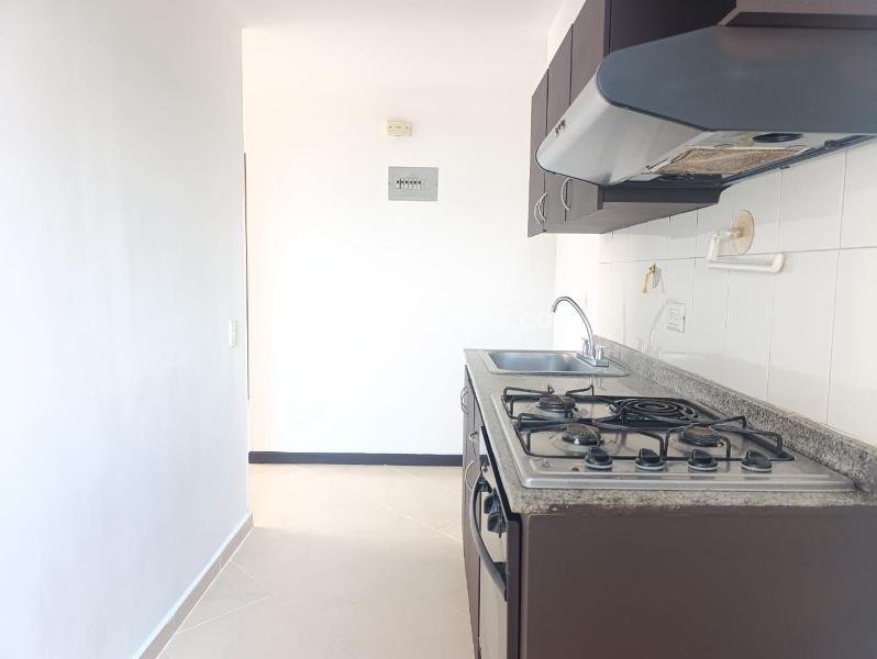 Apartamento de 3 Alcobas con Balcón en El Poblado (Conjunto Cerrado) - 6