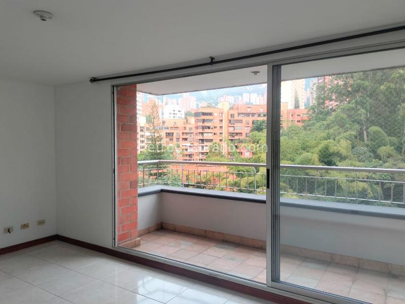 Apartamento de 2 Alcobas con Balcón y Parqueadero Cubierto en El Poblado - 2