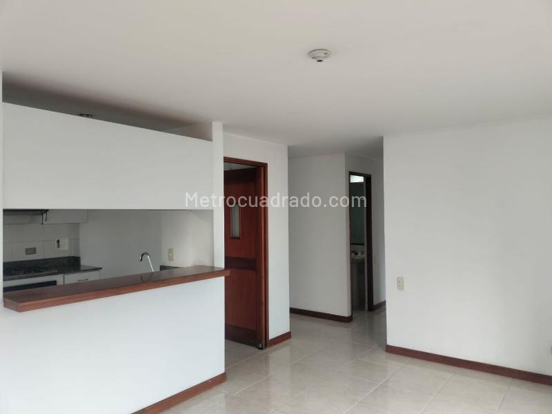 Apartamento de 2 Alcobas con Balcón y Parqueadero Cubierto en El Poblado - 3