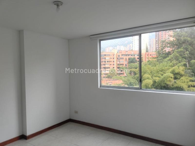 Apartamento de 2 Alcobas con Balcón y Parqueadero Cubierto en El Poblado - 7