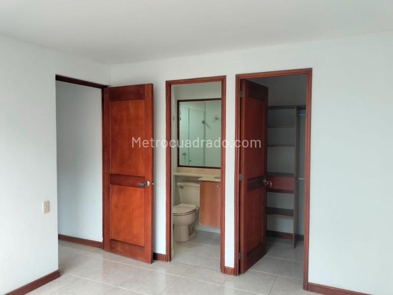 Apartamento de 2 Alcobas con Balcón y Parqueadero Cubierto en El Poblado - 9