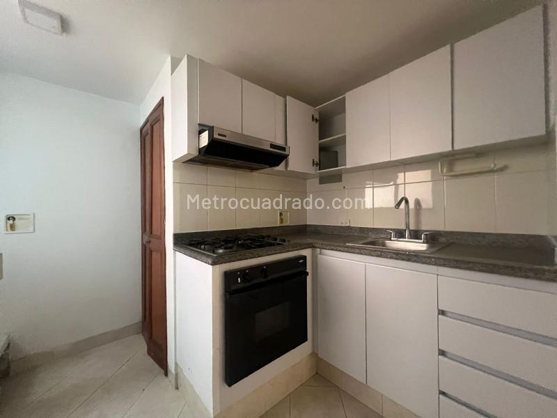 Apartamento Amplio de 2 Alcobas con Piscina en El Poblado - 4