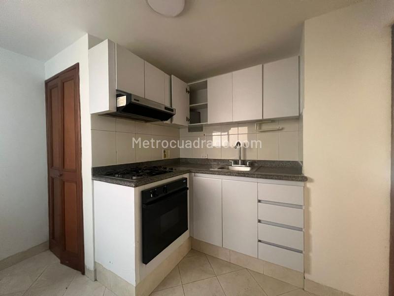 Apartamento Amplio de 2 Alcobas con Piscina en El Poblado - 5